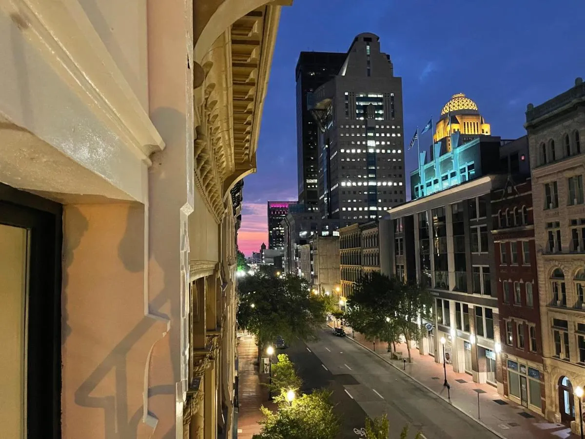 Image 5 of Lou-City Penthouse Suite! Savor Life with Hollyhock