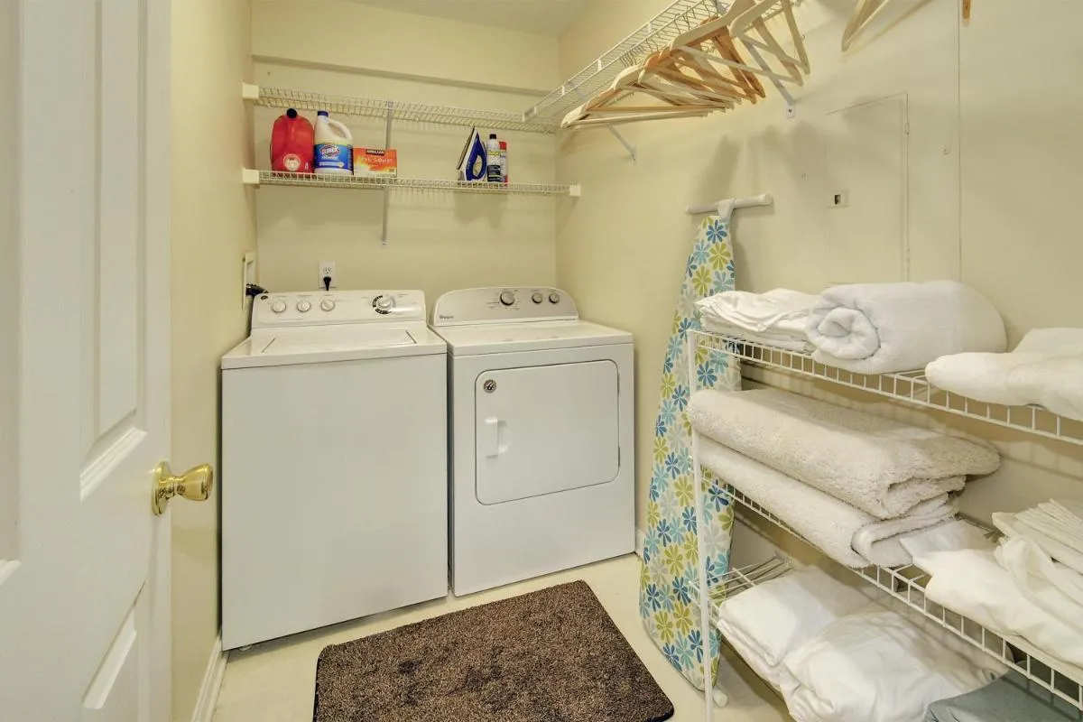 Image 2 of Lux Townhouse, Walk to All, Sleeps 6 Adults