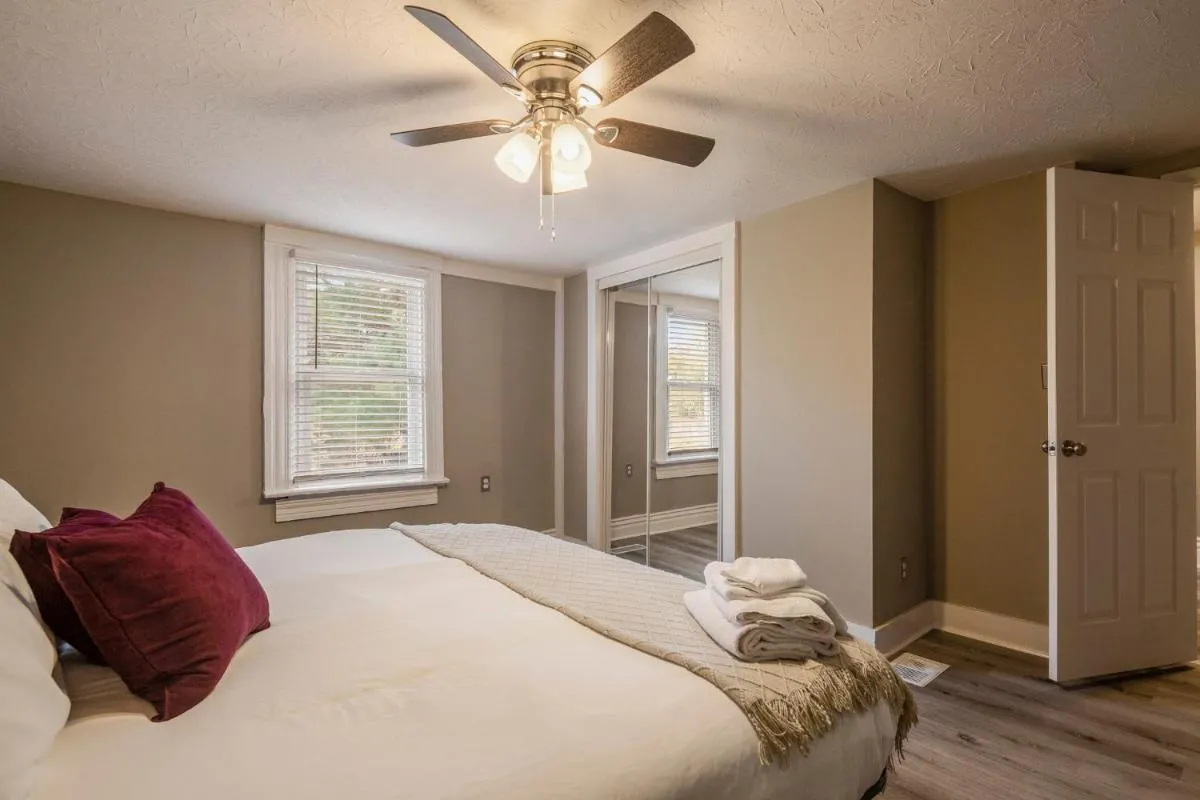 Image 6 of Newly renovated 4BR CozySuites