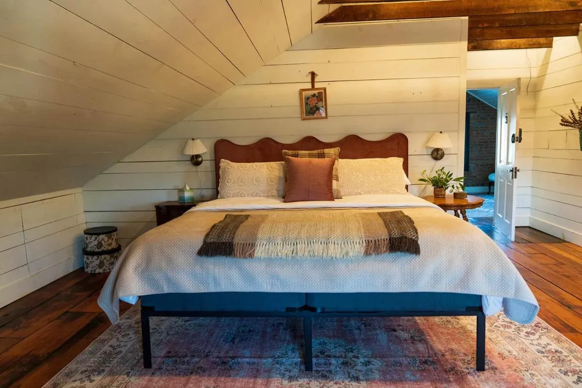 Image 5 of Peaceful Room in Frankfort Louisville KY