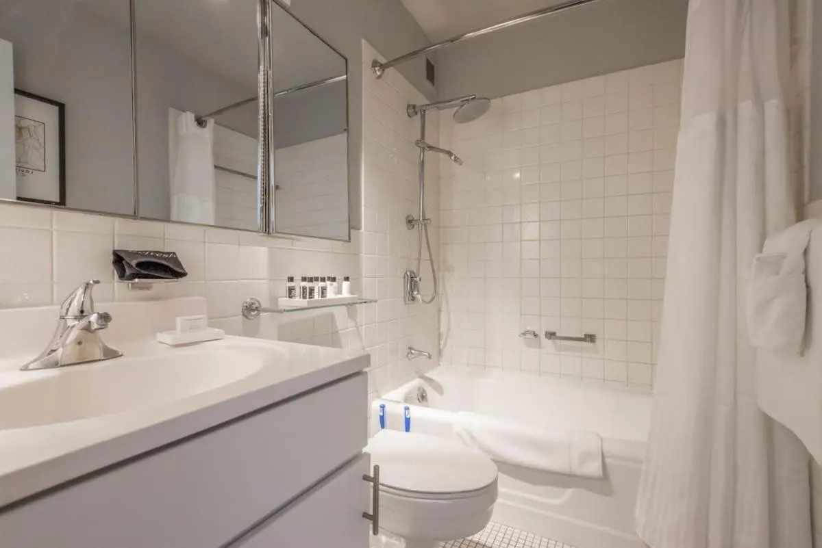 Image 2 of TWO 800 Tower CozySuites with sky pool, lounge! 8FL