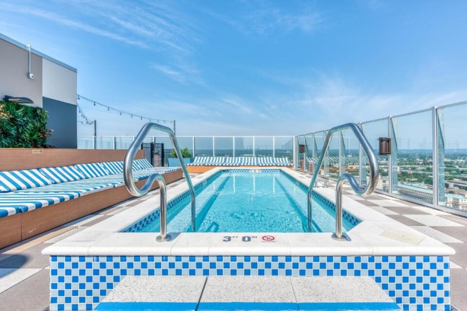 CozySuites 800 Tower 1BR with sky pool, gym! 08
